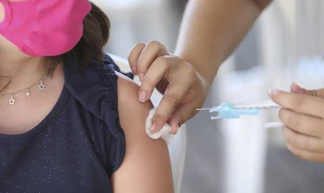 Pais que não vacinarem filhos contra a covid-19 podem ser multados