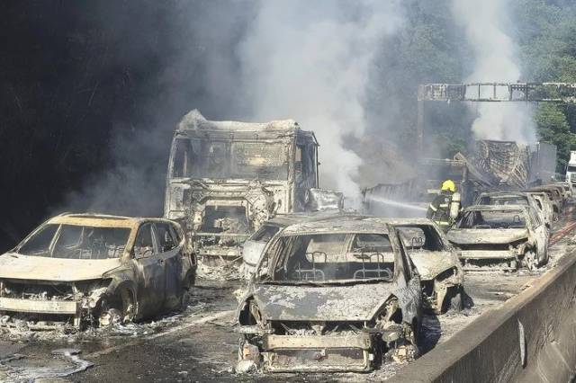 Carreta com etanol explode, incendeia 25 carros e deixa feridos em SC