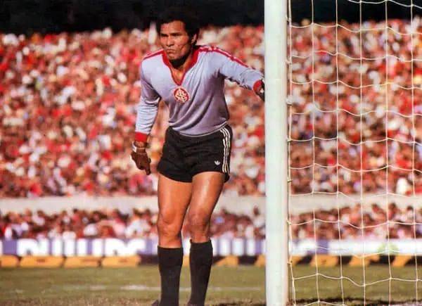 Morre Manga, o emblemático goleiro dos dedos tortos