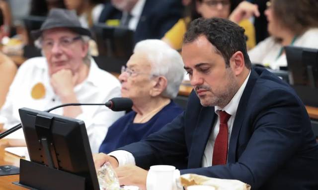 Conselho de Ética aprova cassação do mandato de Glauber Braga