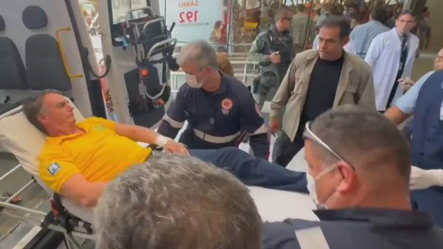 Bolsonaro passa mal e é transferido de helicóptero para hospital em Natal