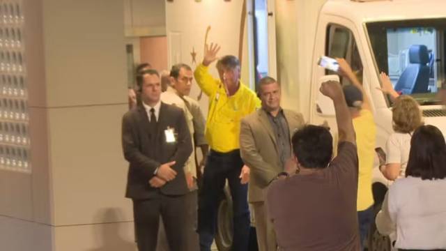 Cirurgia de Jair Bolsonaro é concluída com sucesso após 11 horas, diz Michelle