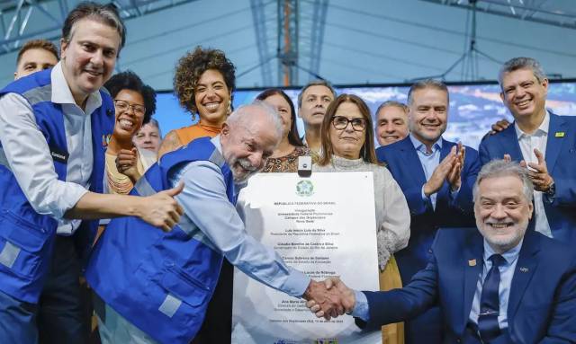 Lula diz que elite brasileira deveria se olhar no espelho e ter vergonha