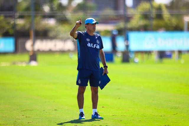 Grêmio anuncia demissão do técnico Gustavo Quinteros