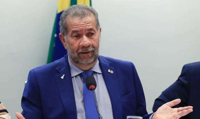 Após fraude no INSS, Lupi pede demissão do Ministério da Previdência