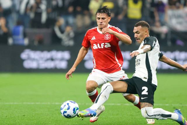 Com um a menos, Inter perde para o Corinthians