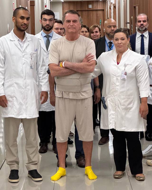 Jair Bolsonaro tem alta após três semanas internado em Brasília