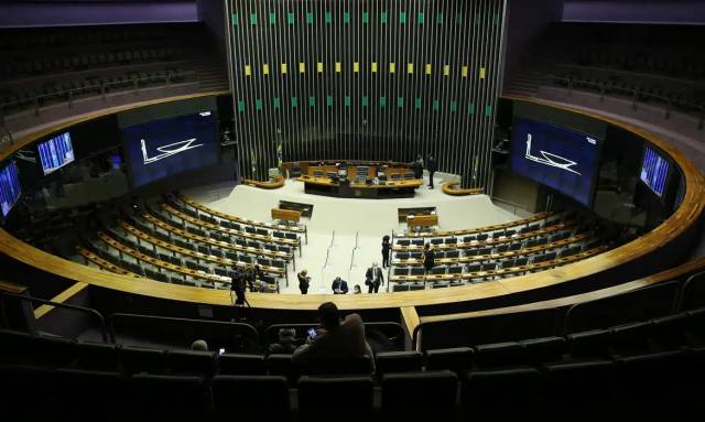 PDT deixa base do governo na Câmara após saída de Lupi