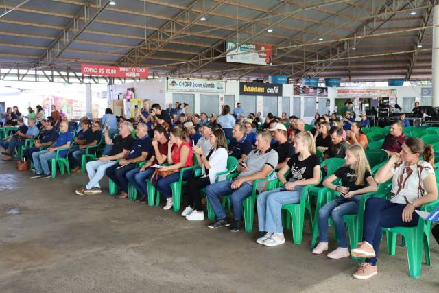 Seminário debate produção leiteira na Expofeira 2025