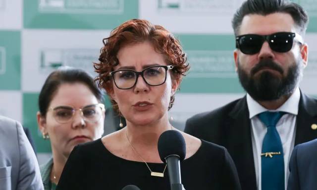 Moraes nega suspensão de processo contra Carla Zambelli