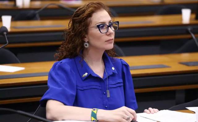 Deputada Carla Zambelli pede Pix a apoiadores para pagar multas