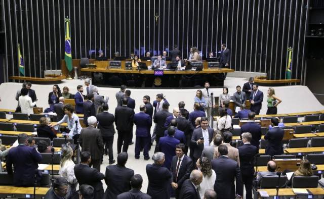 Câmara aprova urgência para PL que proíbe desconto automático no INSS