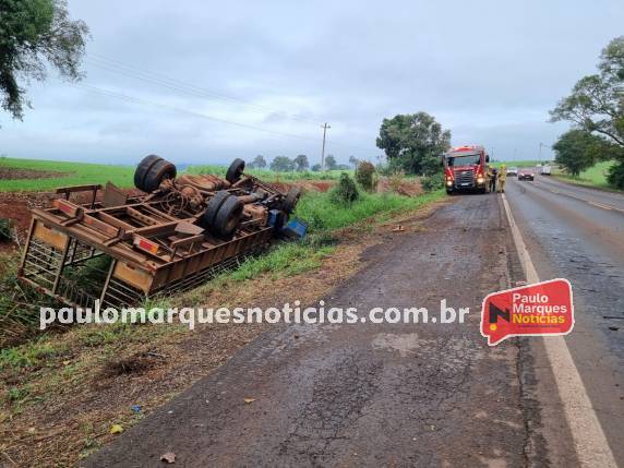 Caminhão tomba na BR-472 em Três de Maio