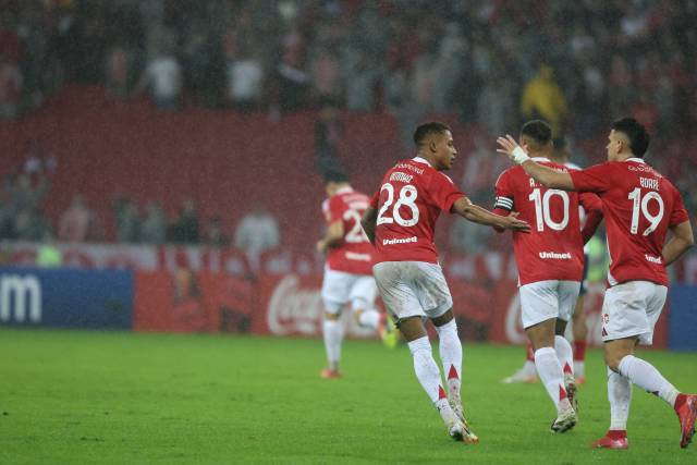 Inter vence o Bahia e se classifica em primeiro no grupo da morte