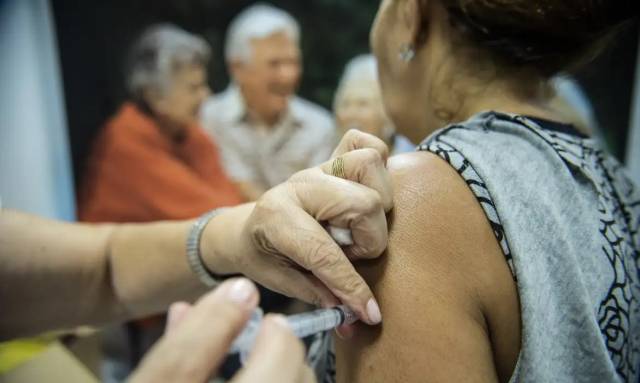 Pico de internações por gripe reforça alerta para vacinação