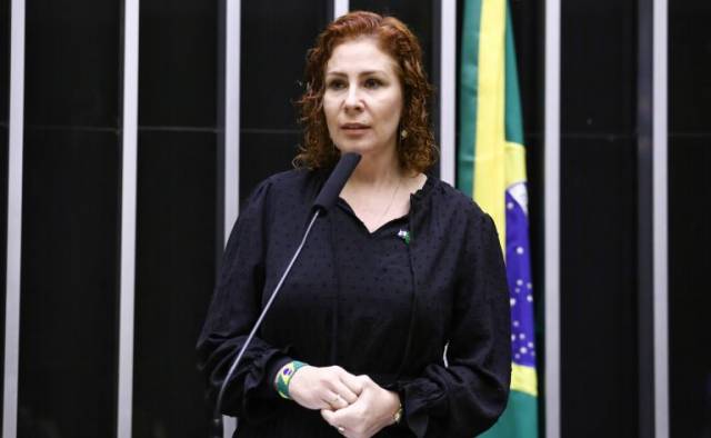 Câmara autoriza licença de 127 dias solicitada pela deputada Carla Zambelli