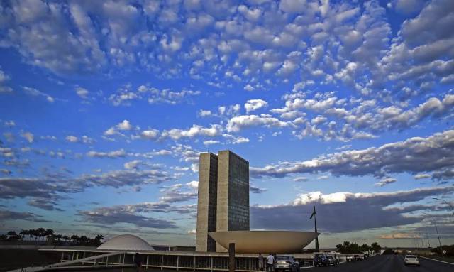 Projeto permite que parlamentar acumule aposentadoria e salário