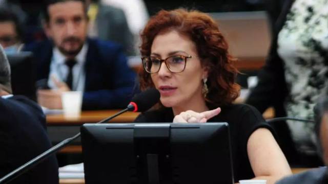 Carla Zambelli contrata famoso advogado italiano para evitar extradição