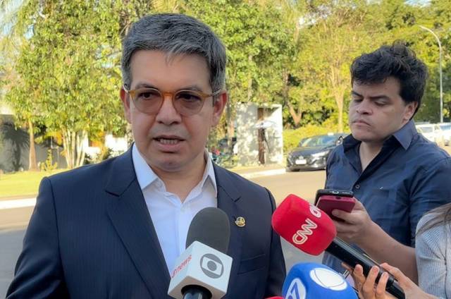 Randolfe diz que governo prepara MP para evitar aumento na conta de energia