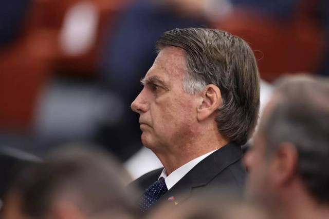 Bolsonaro passa mal durante agenda em Goiás e cancela compromissos