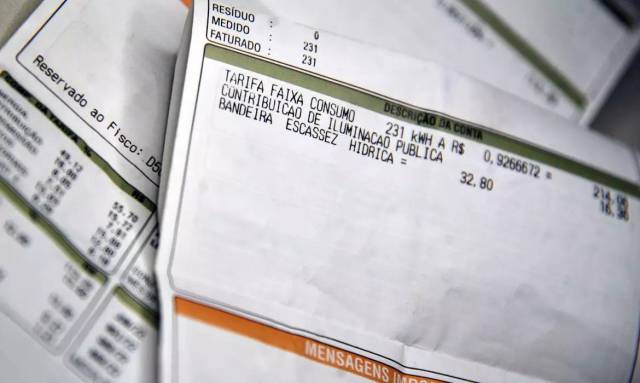 Conta de luz compromete mais de metade da renda de 36% das famílias brasileiras