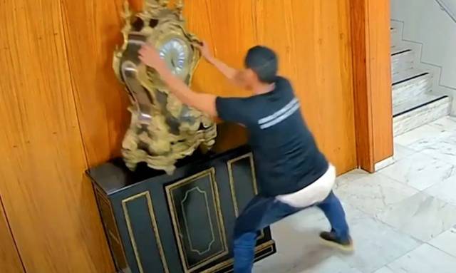 Juiz diz que errou ao soltar homem que quebrou relógio histórico