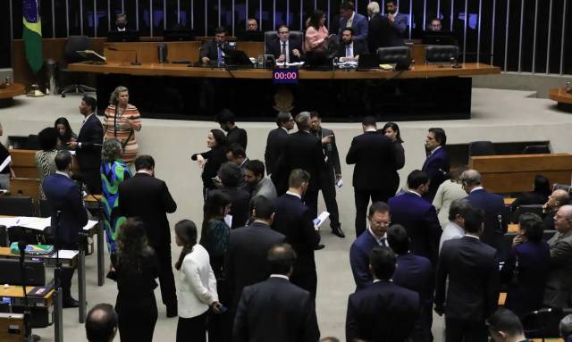 Câmara dos Deputados derruba decreto de Lula sobre IOF