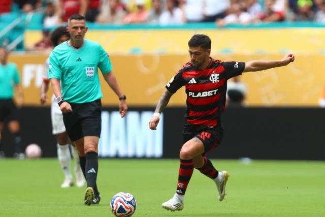 Bayern vence Flamengo por 4 a 2 e marca encontro com o PSG
