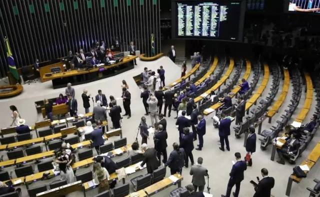 Câmara vai custear despesas de 30 dos 44 parlamentares que foram a evento em Lisboa