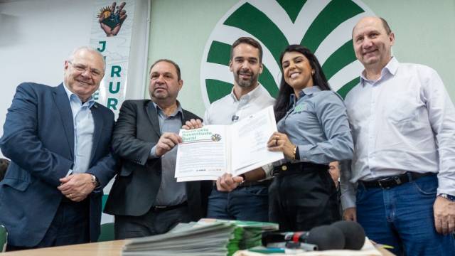 Leite assina contratos do Programa Agrofamília - Jovens na Fetag
