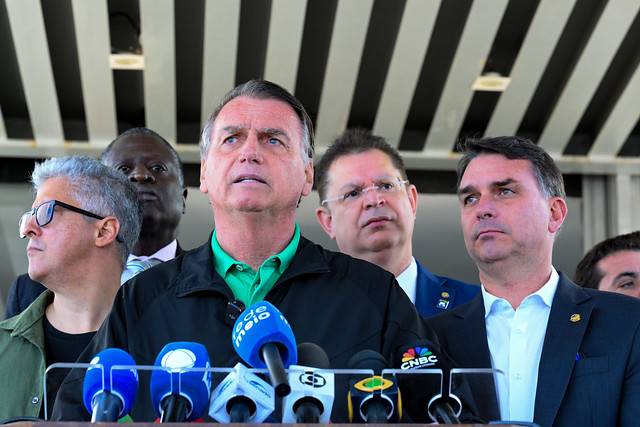 Por ordem de Moraes, Bolsonaro terá de usar tornozeleira eletrônica
