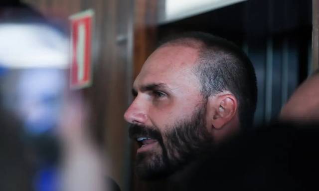PT pede suspensão do mandato de Eduardo Bolsonaro