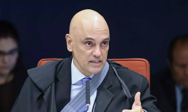 Moraes dá 24 horas para Bolsonaro explicar posts em redes sociais