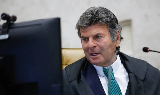 Fux diverge e vota contra cautelares impostas a Bolsonaro