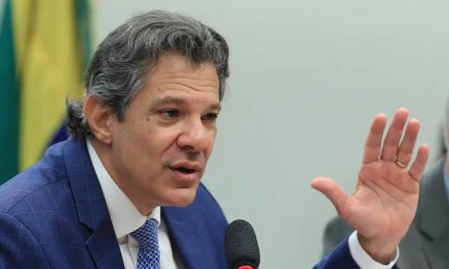 Governo elabora plano para socorrer setores afetados por tarifaço
