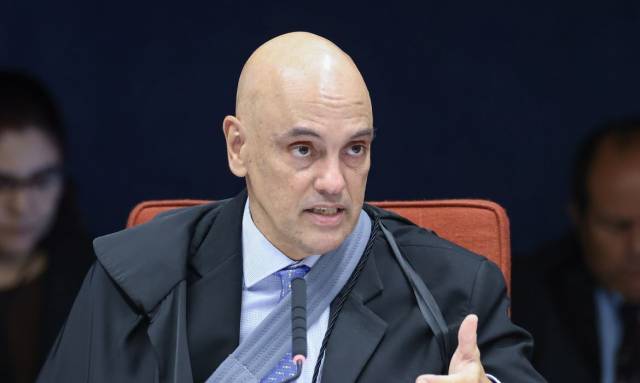 Moraes diz que Bolsonaro violou cautelar, mas decide não prender o ex-presidente