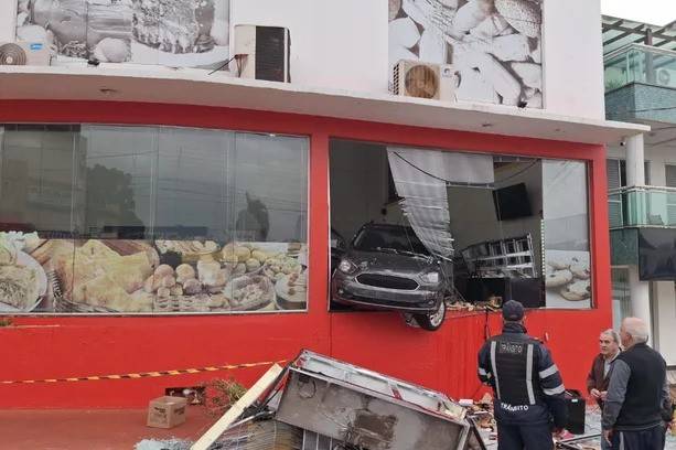Carro invade padaria e três ficam feridos em Ijuí