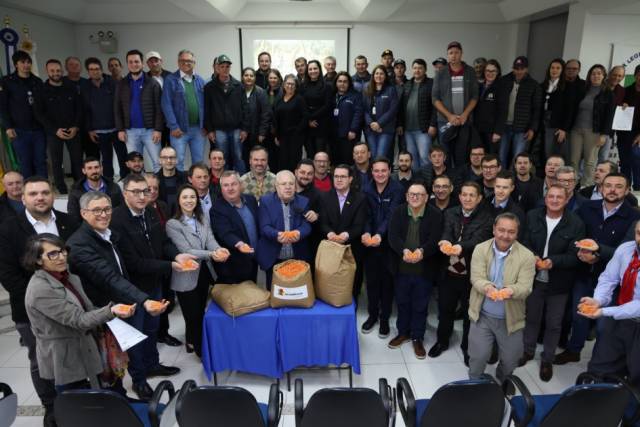 Governo assina contratos do Programa Milho 100%