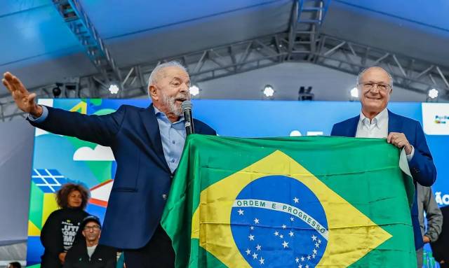Lula diz que Alckmin liga todos os dias para o EUA, mas ninguém conversa com ele