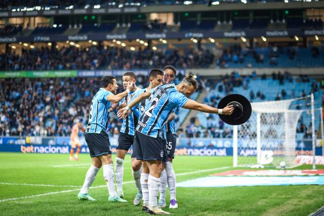 Grêmio vence Fortaleza com dois gols de Braithwaite