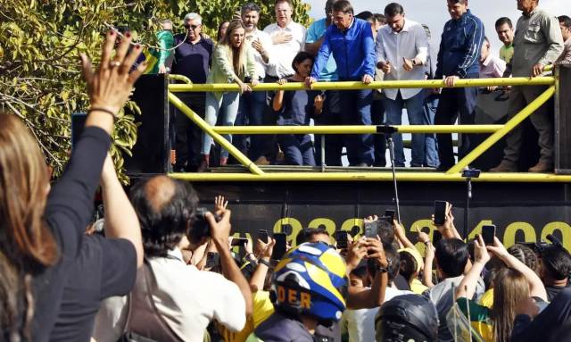 Bolsonaro participa de motociata em Brasília