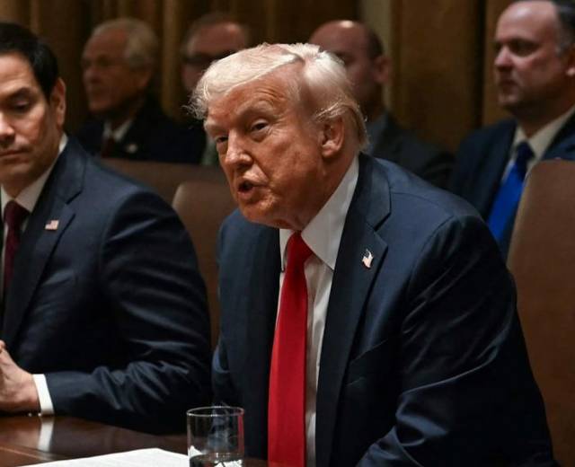 Trump assina tarifa de 50% e considera Brasil ameaça aos EUA