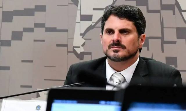 Marcos do Val volta ao Brasil e coloca tornozeleira por ordem do STF