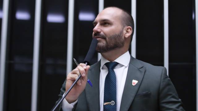 Com licença encerrada, Eduardo Bolsonaro volta a receber salário