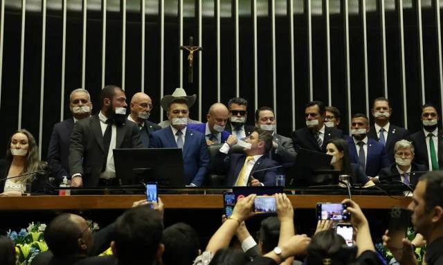 Oposição ocupa plenários por anistia a 8/1 e impeachment de Moraes