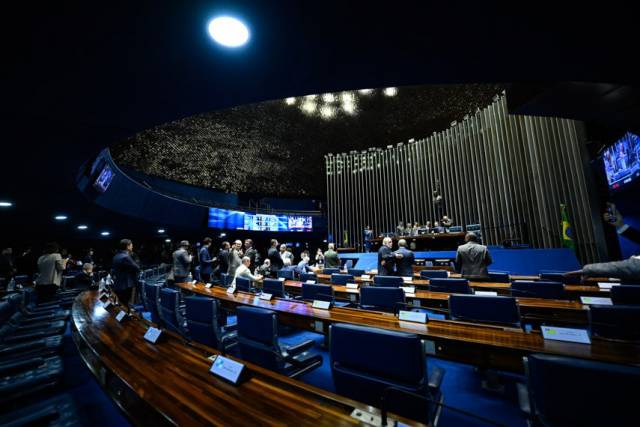 Senado aprova isenção de IR para quem ganha até dois salários-mínimos