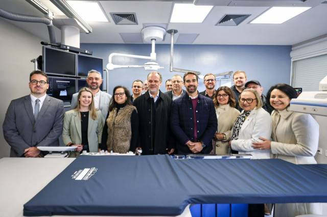 Governador Eduardo Leite entrega equipamentos para hospital de Santa Rosa
