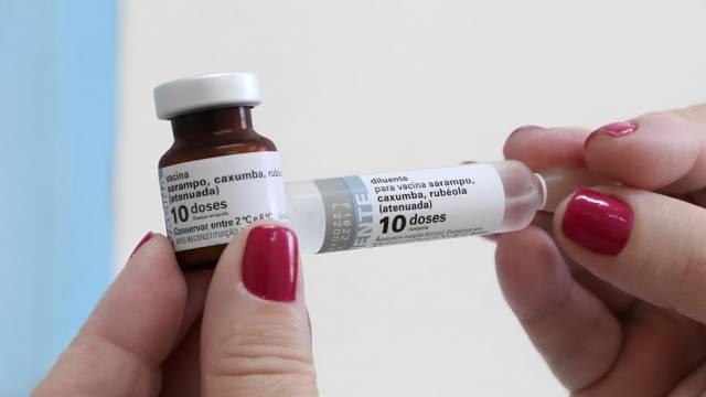 Volta às aulas acende alerta para risco de reintrodução do sarampo