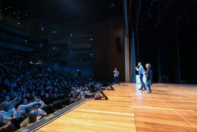 Leite anuncia pacote de incentivos para profissionais da educação e estudantes
