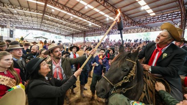 Distribuição da Chama Crioula em Caxias marca início dos Festejos Farroupilhas 2025